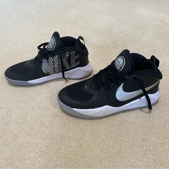 NWOB Nike Unisex - child team hustle D 9 basketball sneakers big kids size 5y - Picture 3 of 8